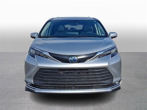 Used 2024 Toyota Sienna XLE image 2