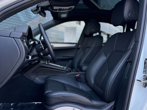 Certified 2026 Porsche Macan AWD/4WD image 5