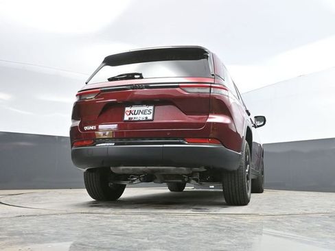 Used 2025 Jeep Grand Cherokee Altitude AWD/4WD image 53