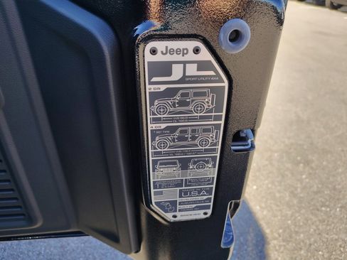New 2025 Jeep Wrangler Unlimited Rubicon w/ Convenience Group AWD/4WD image 33