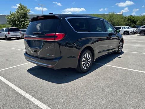Used 2023 Chrysler Pacifica Touring-L FWD image 5
