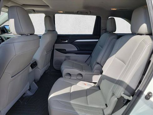Used 2018 Toyota Highlander XLE AWD/4WD image 14