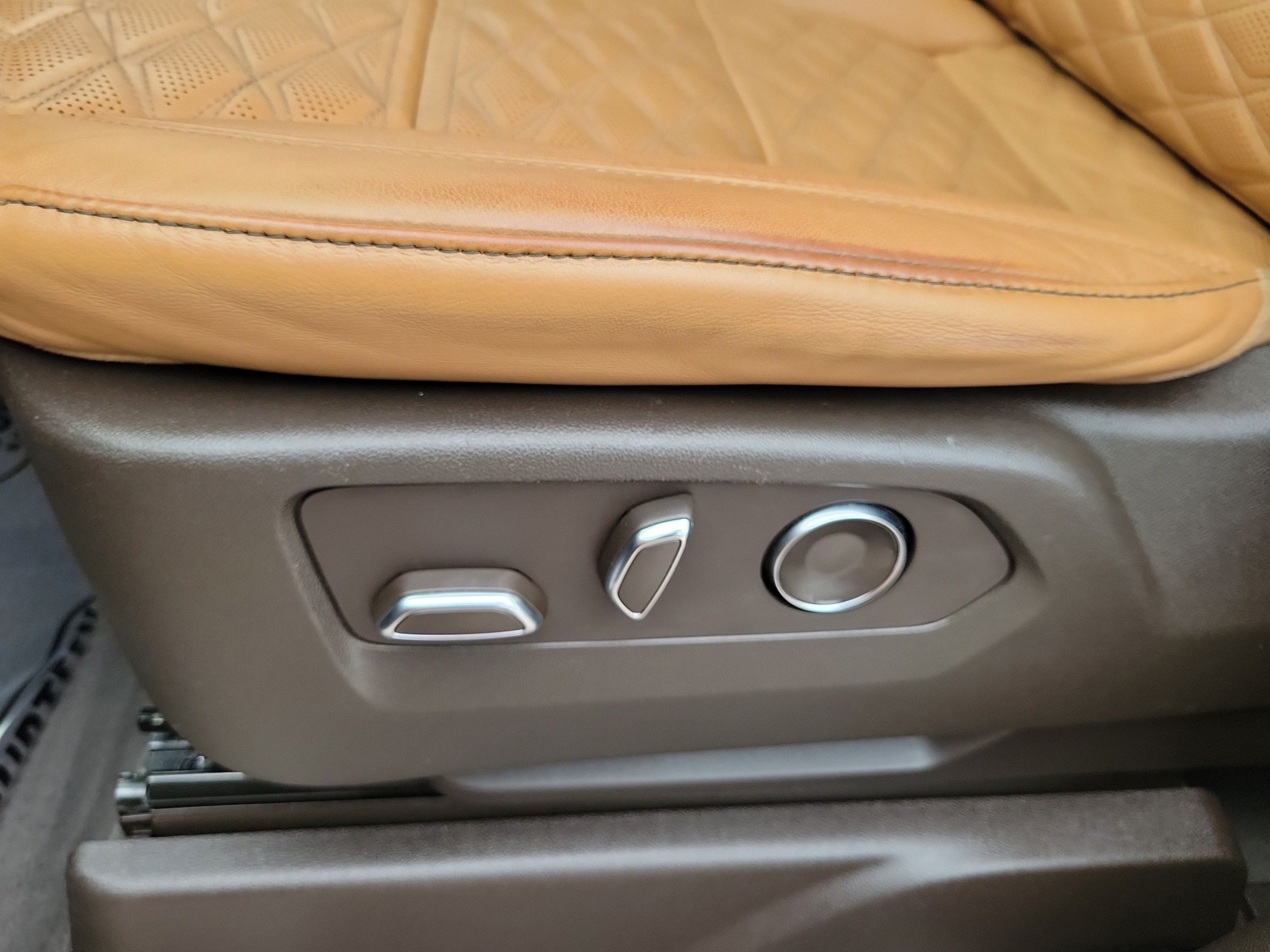 Used 2021 Cadillac Escalade Premium Luxury w/ Driver Assist Tech Package AWD/4WD image 25