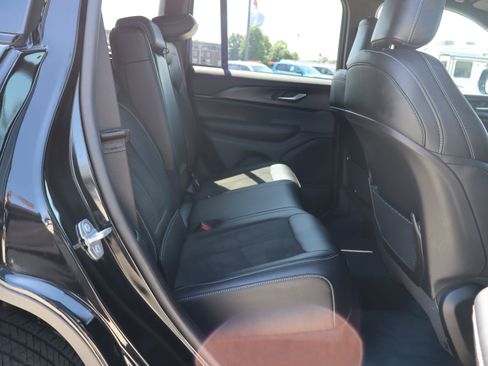 Used 2025 Jeep Grand Cherokee Altitude AWD/4WD image 11