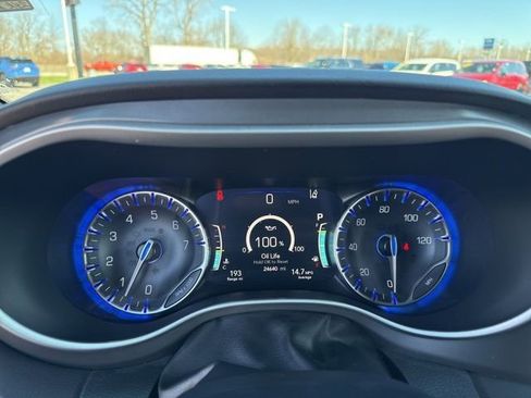 Used 2025 Chrysler Pacifica Select image 30