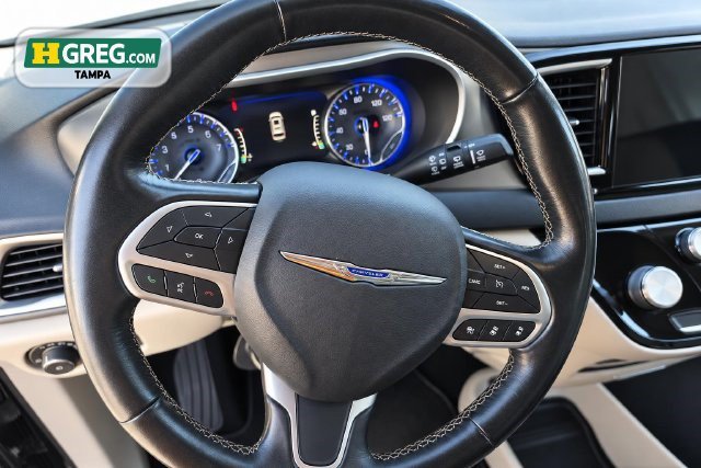 Used 2021 Chrysler Pacifica Touring-L FWD image 13