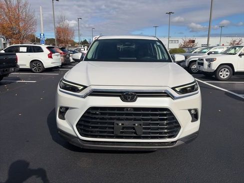 Used 2024 Toyota Grand Highlander Limited image 9