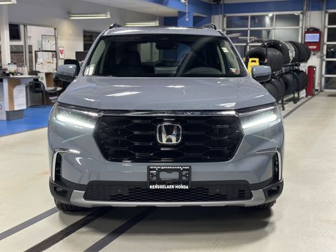 New 2025 Honda Pilot Touring image 2