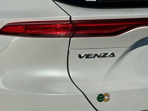 Used 2024 Toyota Venza XLE image 37