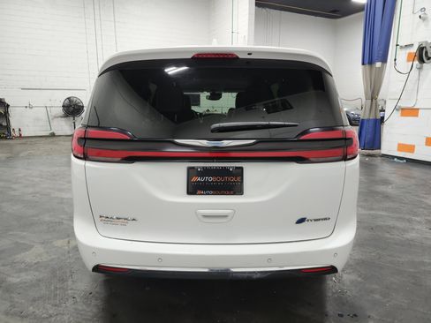 Used 2021 Chrysler Pacifica Touring-L image 16