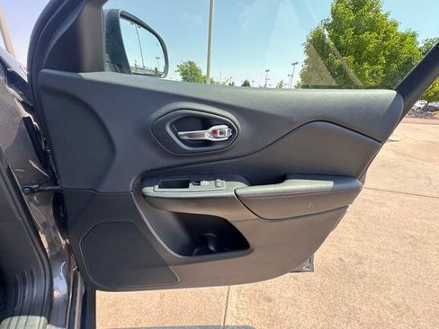 Used 2019 Jeep Cherokee Trailhawk w/ Comfort/Convenience Group AWD/4WD image 32