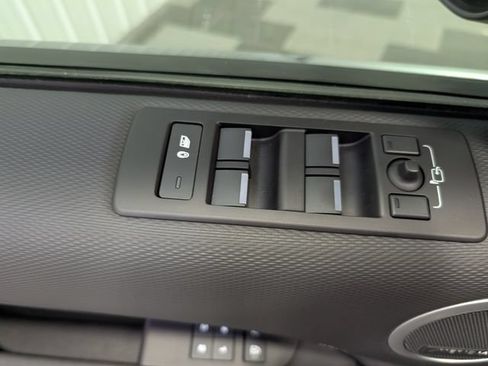 Used 2025 Land Rover Discovery Dynamic SE AWD/4WD image 17
