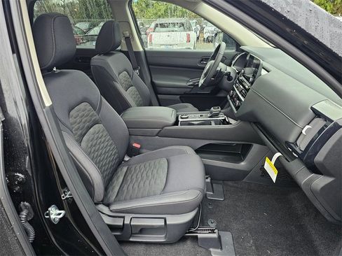 New 2025 Nissan Pathfinder SV w/ SV Premium Package image 31