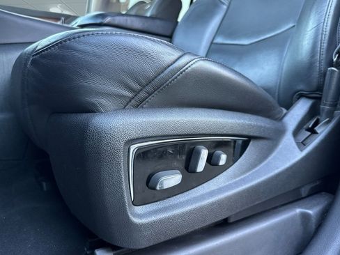 Used 2015 Cadillac Escalade Luxury image 13