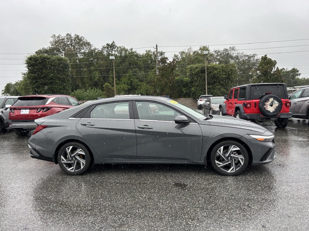 Certified 2024 Hyundai Elantra Limited FWD image 3