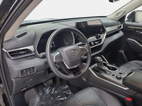 Certified 2025 Toyota Highlander Limited AWD/4WD image 13