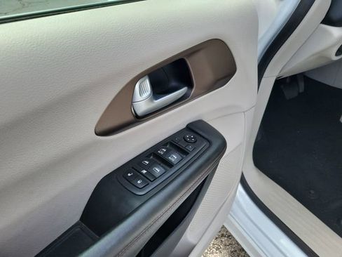 Used 2018 Chrysler Pacifica Touring-L image 10