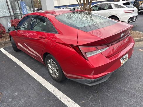 Used 2022 Hyundai Elantra SE image 2