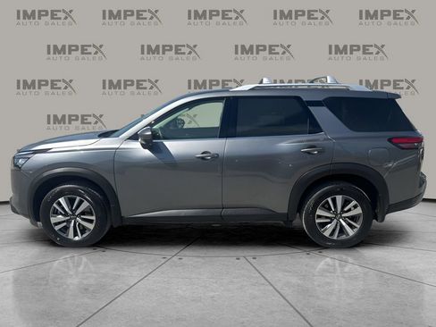 Used 2025 Nissan Pathfinder SL image 2