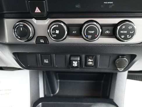 Used 2019 Toyota Tacoma SR5 AWD/4WD image 24