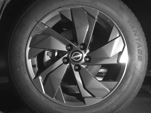 Used 2025 Nissan Rogue SV FWD image 12