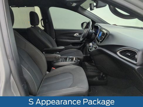Used 2020 Chrysler Pacifica Touring w/ S Appearance Package FWD image 15