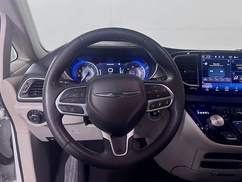 Used 2022 Chrysler Pacifica Touring-L FWD image 21