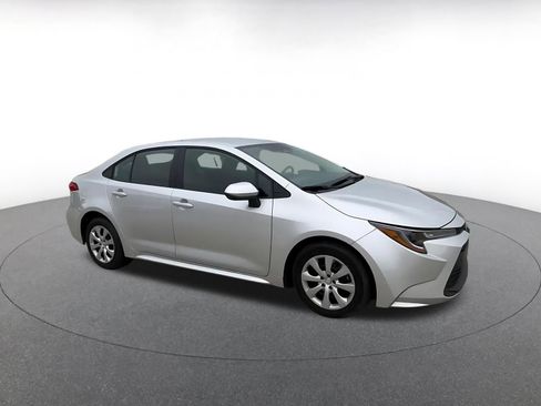 Used 2025 Toyota Corolla LE FWD image 2