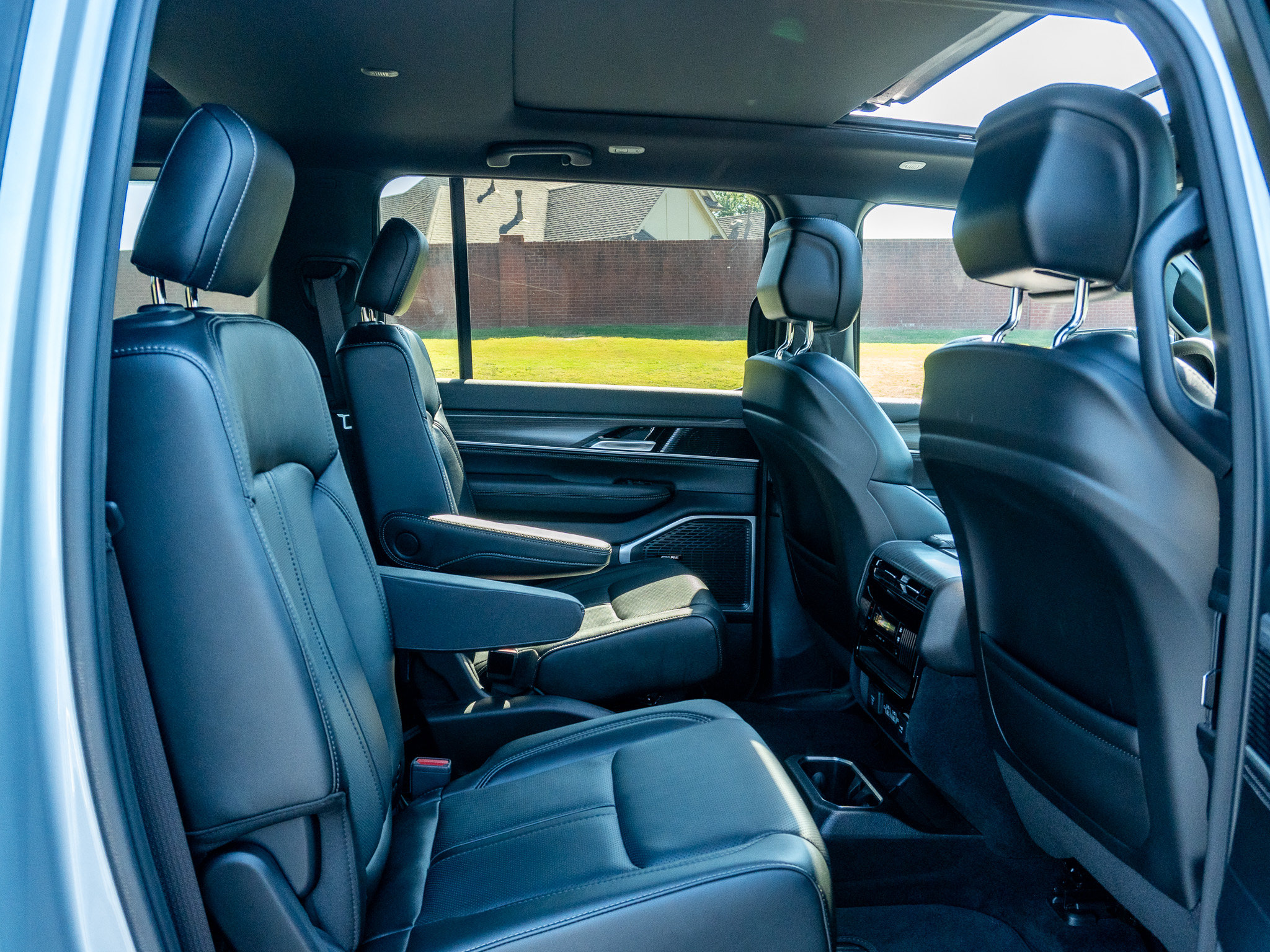 Used 2023 Jeep Wagoneer Series II w/ Premium Group I AWD/4WD image 19