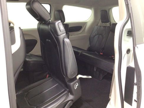 Used 2023 Chrysler Pacifica Touring-L FWD image 19