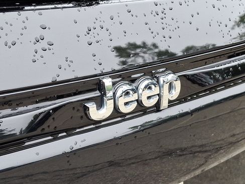 Certified 2023 Jeep Grand Cherokee Laredo w/ Luxury Tech Group I image 27