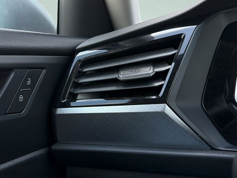 Used 2024 Volkswagen Jetta SE FWD image 18