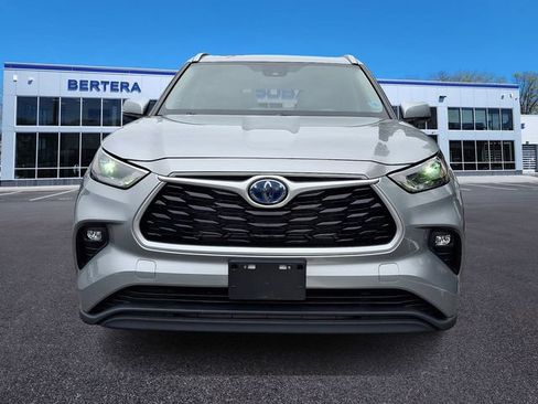 Used 2023 Toyota Highlander XLE AWD/4WD image 2