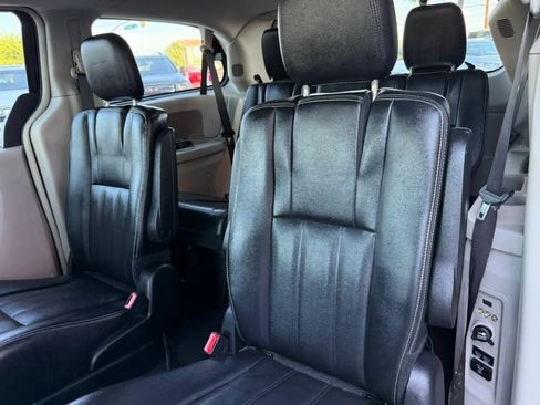 Used 2016 Chrysler Town & Country Touring FWD image 43