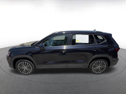 Used 2025 Volkswagen Taos SE FWD image 9