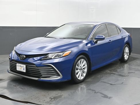 Used 2023 Toyota Camry LE FWD image 4