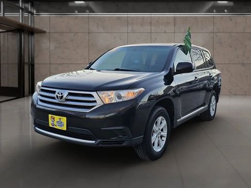 Used 2013 Toyota Highlander SE w/ Cold Weather Pkg image 2