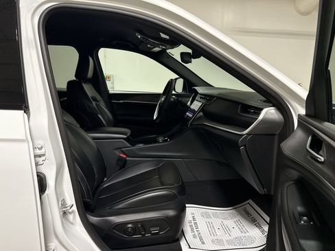 Used 2024 Jeep Grand Cherokee Limited image 23