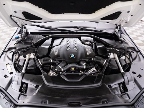 Used 2020 BMW 750i xDrive image 32