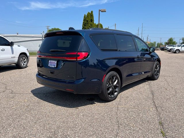 Used 2023 Chrysler Pacifica Limited w/ S Appearance Package AWD/4WD image 5