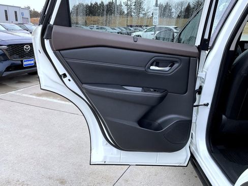 Used 2023 Nissan Rogue SL w/ SL Premium Package image 18