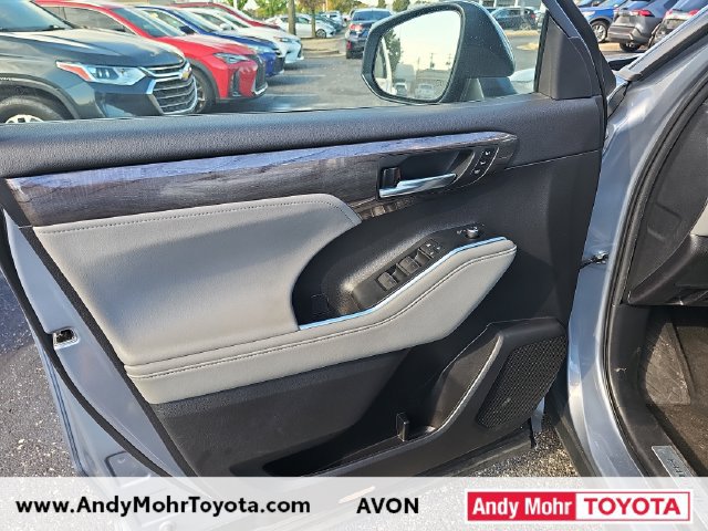 Used 2023 Toyota Highlander Limited FWD image 11