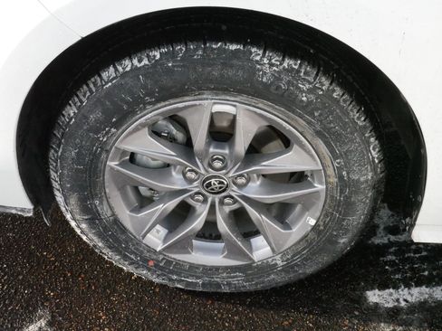 Used 2025 Toyota Sienna LE image 15