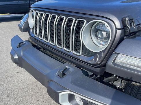 Used 2025 Jeep Wrangler Sahara image 11