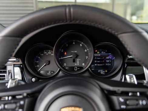 Certified 2026 Porsche Macan AWD/4WD image 30