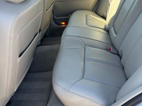 Used 2009 Lincoln Town Car Signature Limited image 22