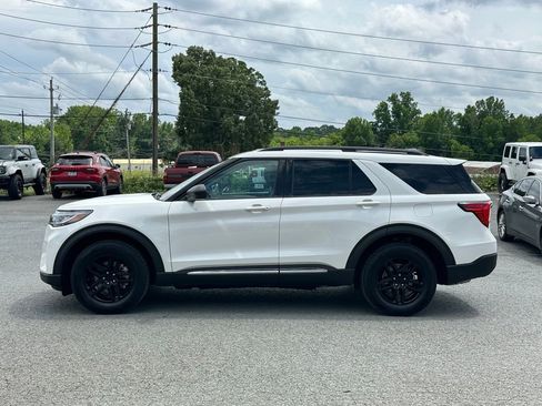 Used 2025 Ford Explorer Active AWD/4WD image 3