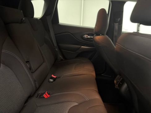 Used 2020 Jeep Cherokee Latitude FWD image 27
