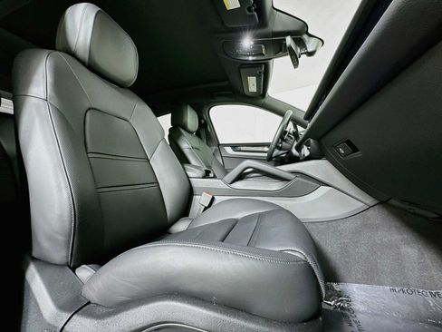 Certified 2025 Porsche Cayenne Coupe AWD/4WD image 29