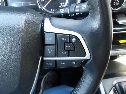 Used 2023 Toyota Highlander XLE AWD/4WD image 18